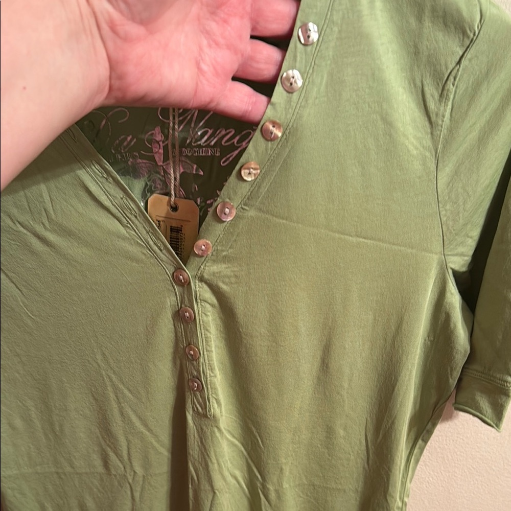Da-Nang Fitted Green Buttoned Short Sleeve Tee - Picture 3 of 6
